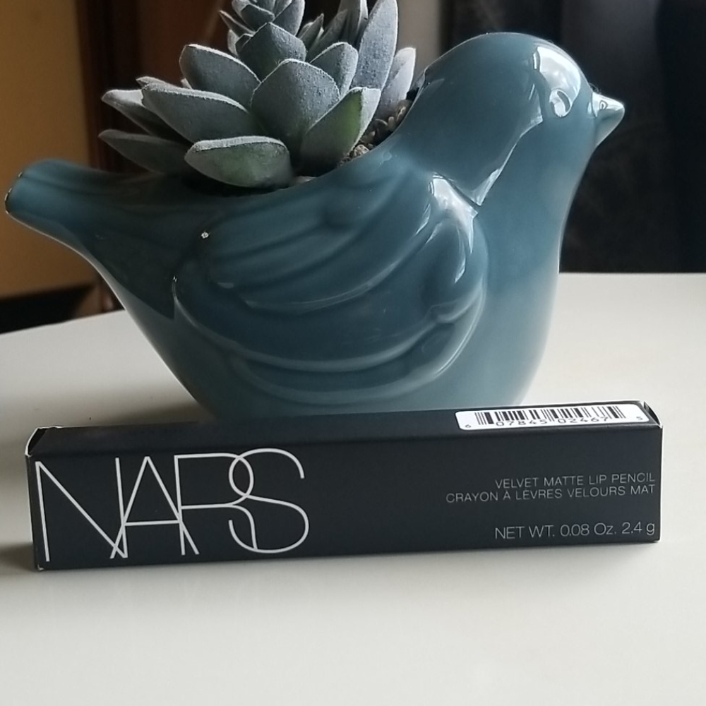 Matte lip pencil